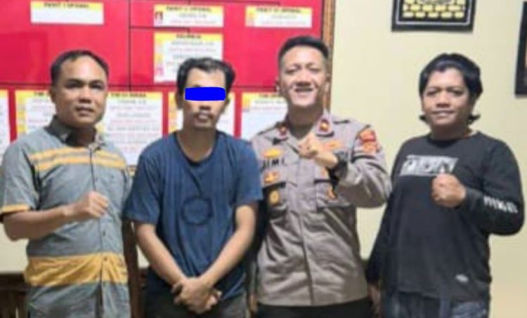 Pelaku penganiayaan berinisial NK (kedua dari kiri) diamankan oleh jajaran Polsek Kotabaru, Kota Jambi, Rabu (23/7/2025). (Dok. Humas)