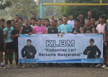 Personel Brimob Batalyon A Pelopor Satbrimob Polda Jambi bersama masyarakat mengikuti kegiatan Komunitas Lari Bersama Masyarakat (KLBM) yang digelar pada Jumat (25/7/2025) di Kota Jambi. (Dok. Daus)