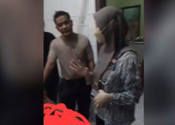 Sejumlah warga dan petugas saat berada di lokasi bengkel tempat kejadian ledakan ban yang menewaskan Kelvan Sihaloho (23), Rabu malam (2/6/2025), di Tempino, Kecamatan Mestong, Kabupaten Muaro Jambi. (Dok ,Stepanus)