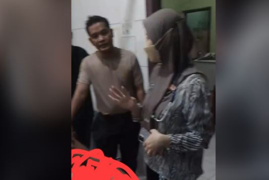 Sejumlah warga dan petugas saat berada di lokasi bengkel tempat kejadian ledakan ban yang menewaskan Kelvan Sihaloho (23), Rabu malam (2/6/2025), di Tempino, Kecamatan Mestong, Kabupaten Muaro Jambi. (Dok ,Stepanus)