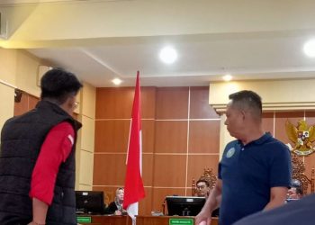 Terdakwa kasus narkotika, Diding alias Diding bin Tember (berbaju merah-hitam), hadir dalam sidang lanjutan di Pengadilan Negeri Jambi, Kamis (24/7/2025). (Dok. Stepanus)