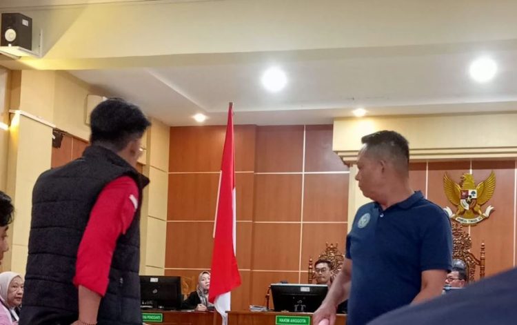 Terdakwa kasus narkotika, Diding alias Diding bin Tember (berbaju merah-hitam), hadir dalam sidang lanjutan di Pengadilan Negeri Jambi, Kamis (24/7/2025). (Dok. Stepanus)