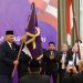 Ketua DPD IKAL Lemhannas Provinsi Jambi Usman Ermulan (berjas biru, kiri) menerima pataka organisasi usai resmi dilantik di Jambi, Kamis (25/7/2025). (Dok. Yola)