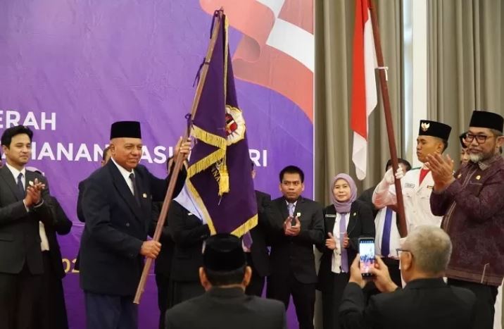 Ketua DPD IKAL Lemhannas Provinsi Jambi Usman Ermulan (berjas biru, kiri) menerima pataka organisasi usai resmi dilantik di Jambi, Kamis (25/7/2025). (Dok. Yola)