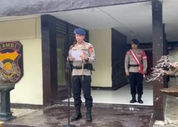 Komandan Batalyon B Pelopor Satuan Brimob Polda Jambi, AKBP Wan Agus Hendrawijaya, memberikan arahan dalam Apel Kesatuan di Kompi 3 Batalyon B Pelopor Brimob Jambi, Kota Sungai Penuh, Senin (28/7/2025). (Humas)