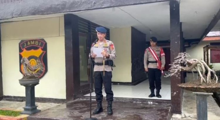 Komandan Batalyon B Pelopor Satuan Brimob Polda Jambi, AKBP Wan Agus Hendrawijaya, memberikan arahan dalam Apel Kesatuan di Kompi 3 Batalyon B Pelopor Brimob Jambi, Kota Sungai Penuh, Senin (28/7/2025). (Humas)