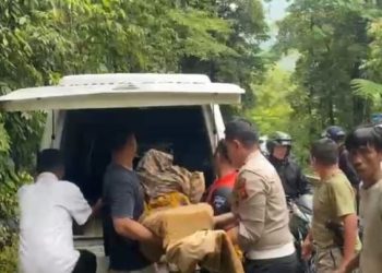 Petugas mengevakuasi jenazah korban kecelakaan tunggal di Kilometer 38 Jalan Lintas Sungai Penuh–Tapan, Rabu (30/7/2025). (Dok Humas)