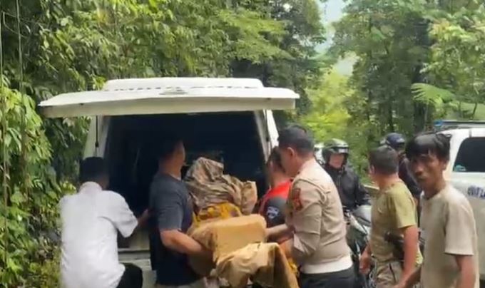 Petugas mengevakuasi jenazah korban kecelakaan tunggal di Kilometer 38 Jalan Lintas Sungai Penuh–Tapan, Rabu (30/7/2025). (Dok Humas)