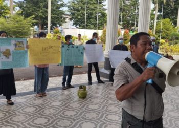 Sejumlah warga RT 23 Kelurahan Tanjung Sari, Kecamatan Jambi Timur, melakukan aksi unjuk rasa di halaman Gedung DPRD Kota Jambi, Kamis (3/7/2025) (Dok. Daus)