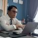 Direktur Utama PDAM Tirta Mayang Kota Jambi, Dwike, saat memberikan pernyataan resmi terkait kasus dugaan korupsi pengadaan bahan kimia Sucolite LA24HZ yang tengah ditangani Polresta Jambi. (Foto: Stepanus)