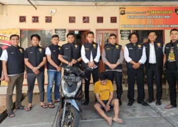 Petugas Unit Reskrim Polsek Jelutung mengamankan pelaku penipuan bermodus test drive sepeda motor. Selasa (29/7/2025). (Dok. Nahar)