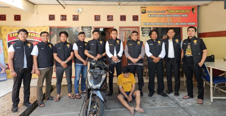 Petugas Unit Reskrim Polsek Jelutung mengamankan pelaku penipuan bermodus test drive sepeda motor. Selasa (29/7/2025). (Dok. Nahar)
