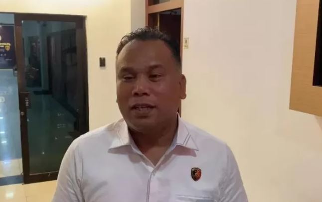 Direktur Reskrimsus Polda Jambi, Kombes Pol Taufik Nurmandia, memberikan keterangan terkait penangkapan empat tersangka kasus kebakaran hutan dan lahan (karhutla) di Jambi, Selasa (29/7/2025). (Dok. Nahar)