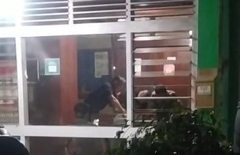 Situasi saat oknum anggota DPRD dimintai keterangan di Satpol PP Kabupaten Batang Hari Rabu (30/7/2025) malam. (Dok. Nahar)