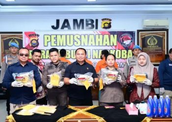 Ditresnarkoba Polda Jambi bersama instansi terkait menunjukkan barang bukti sabu seberat 5,5 kilogram yang dimusnahkan dengan cara dilarutkan dalam air bercampur deterjen, Kamis (31/7/2025). (Dok. Nahar)