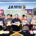 Ditresnarkoba Polda Jambi bersama instansi terkait menunjukkan barang bukti sabu seberat 5,5 kilogram yang dimusnahkan dengan cara dilarutkan dalam air bercampur deterjen, Kamis (31/7/2025). (Dok. Nahar)
