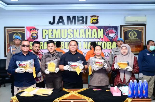 Ditresnarkoba Polda Jambi bersama instansi terkait menunjukkan barang bukti sabu seberat 5,5 kilogram yang dimusnahkan dengan cara dilarutkan dalam air bercampur deterjen, Kamis (31/7/2025). (Dok. Nahar)