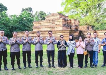Kapolda Jambi Irjen Pol Krisno H. Siregar bersama jajaran Polda dan masyarakat berfoto di kompleks Candi Muaro Jambi, Kamis (3/7/2025) (Dok. Nahar)