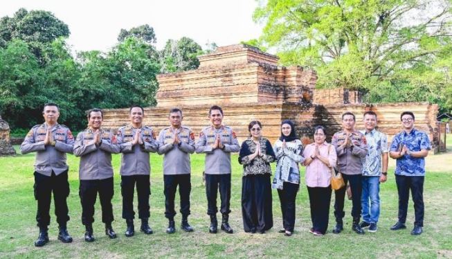 Kapolda Jambi Irjen Pol Krisno H. Siregar bersama jajaran Polda dan masyarakat berfoto di kompleks Candi Muaro Jambi, Kamis (3/7/2025) (Dok. Nahar)