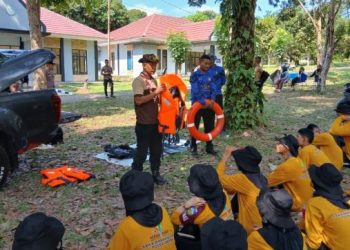 Personel Ditpolairud Polda Jambi memberikan pelatihan penggunaan alat keselamatan air kepada anggota Saka Bhayangkara dalam Peran Saka Daerah Jambi 2025 di Bumi Perkemahan Sungai Gelam, Muaro Jambi, Sabtu (5/7/2025). (Dok. Nahar)