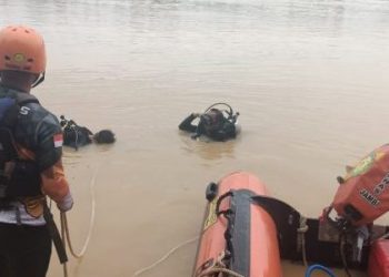 Tim Basarnas Jambi melakukan penyelaman di Sungai Batanghari saat mencari korban tenggelam, Sabtu (5/7/2025). (Dok. Stepanus)