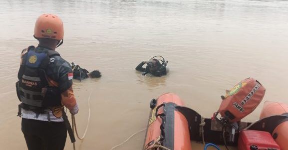Tim Basarnas Jambi melakukan penyelaman di Sungai Batanghari saat mencari korban tenggelam, Sabtu (5/7/2025). (Dok. Stepanus)