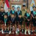 Gubernur Jambi Al Haris berfoto bersama pemain SSB JTC U-11 yang meraih juara 3 Liga Anak Indonesia Nasional 2025, di Kantor Gubernur Jambi, Senin (7/7/2025). (Dok. Stepanus)