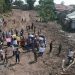 Warga RT 03 Aur Kenali dan Mendalo Laut menggelar aksi protes menolak pembangunan stockpile batubara oleh PT SAS di kawasan rawa dekat pemukiman, Minggu (6/7/2025). (Dok. Stepanus)