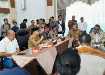 Gubernur Jambi Al Haris bersama pejabat Forkopimda memimpin rapat koordinasi terkait rencana legalisasi 5.600 sumur minyak rakyat di Provinsi Jambi, Senin (7/7/2025). (Dok. Stepanus)