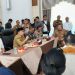 Gubernur Jambi Al Haris bersama pejabat Forkopimda memimpin rapat koordinasi terkait rencana legalisasi 5.600 sumur minyak rakyat di Provinsi Jambi, Senin (7/7/2025). (Dok. Stepanus)