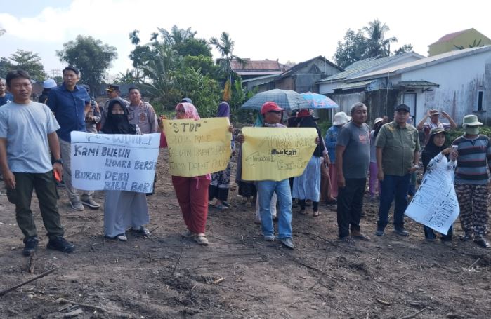 Warga RT 03 Aur Kenali melakukan aksi damai menolak pembangunan stockpile batu bara milik PT SAS yang dinilai mengancam lingkungan dan melanggar zonasi permukiman, Minggu (6/7/2025). (Dok. Daus)
