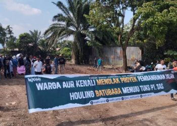 Warga RT 03 Kelurahan Aur Kenali menggelar aksi menolak pembangunan jalan hauling batu bara menuju Terminal Khusus (TUKS) PT SAS, Minggu (6/7/2025). (Dok. Stepanus)