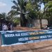 Warga RT 03 Kelurahan Aur Kenali menggelar aksi menolak pembangunan jalan hauling batu bara menuju Terminal Khusus (TUKS) PT SAS, Minggu (6/7/2025). (Dok. Stepanus)