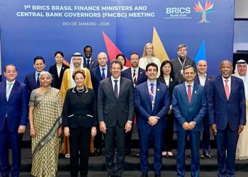 Wakil Menteri Keuangan RI, Thomas Djiwandono dan Gubernur Bank Sentral negara-negara BRICS berfoto bersama dalam Pertemuan BRICS Finance Ministers and Central Bank Governors (FMCBG) 2025 di Rio de Janeiro, Brasil, Sabtu (5/7/2025). (Dok. kemenkeu)