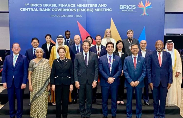 Wakil Menteri Keuangan RI, Thomas Djiwandono dan Gubernur Bank Sentral negara-negara BRICS berfoto bersama dalam Pertemuan BRICS Finance Ministers and Central Bank Governors (FMCBG) 2025 di Rio de Janeiro, Brasil, Sabtu (5/7/2025). (Dok. kemenkeu)