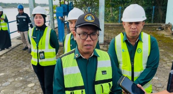 Direktur Utama Perumda Tirta Mayang, Dwike Riantara, memberikan keterangan pers usai meninjau Intake Tanjung Johor dan Sejinjang, Selasa (8/7/2025). (Dok. Yola)