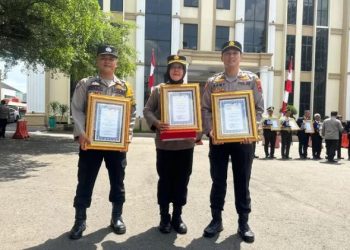 Tiga personel Polresta Jambi menunjukkan penghargaan yang diraih dalam lomba memperingati Hari Bhayangkara ke-79 di Polda Jambi, Selasa (1/7/2025). (Dok. Yola)