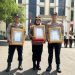 Tiga personel Polresta Jambi menunjukkan penghargaan yang diraih dalam lomba memperingati Hari Bhayangkara ke-79 di Polda Jambi, Selasa (1/7/2025). (Dok. Yola)