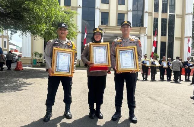 Tiga personel Polresta Jambi menunjukkan penghargaan yang diraih dalam lomba memperingati Hari Bhayangkara ke-79 di Polda Jambi, Selasa (1/7/2025). (Dok. Yola)
