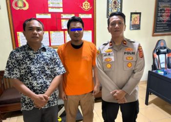 Kapolsek Kota Baru Kompol Jimi Fernando (kanan) bersama tersangka penggelapan dalam jabatan di PT Catur Sentosa Adiprima usai diamankan Tim Opsnal Polsek Kota Baru, Rabu (9/7/2025). (Dok. Polsek Kota Baru)
