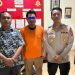 Kapolsek Kota Baru Kompol Jimi Fernando (kanan) bersama tersangka penggelapan dalam jabatan di PT Catur Sentosa Adiprima usai diamankan Tim Opsnal Polsek Kota Baru, Rabu (9/7/2025). (Dok. Polsek Kota Baru)