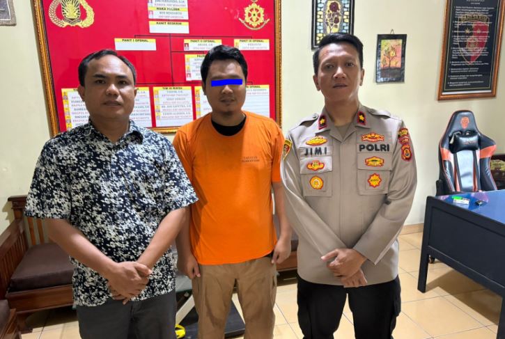 Kapolsek Kota Baru Kompol Jimi Fernando (kanan) bersama tersangka penggelapan dalam jabatan di PT Catur Sentosa Adiprima usai diamankan Tim Opsnal Polsek Kota Baru, Rabu (9/7/2025). (Dok. Polsek Kota Baru)