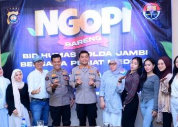 Kabid Humas Polda Jambi Kombes Pol. Mulia Prianto (tengah) berfoto bersama pegiat media sosial dalam kegiatan Ngopi Bareng yang digelar di Kopitiam 72, Kota Jambi, Selasa (8/7/2025). (Dok. Strpanus)