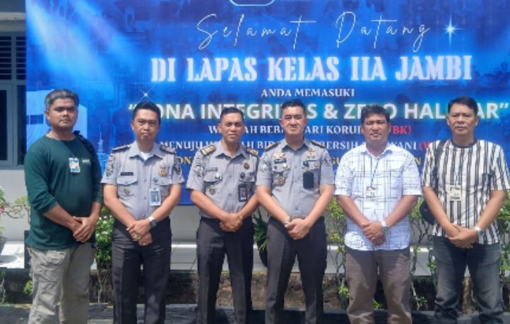 Petugas Lapas Kelas IIA Jambi bersama personel Polsek Kotabaru usai koordinasi pengamanan terpadu di lingkungan pemasyarakatan, awal Juli 2025. (Dok. Stepanus)