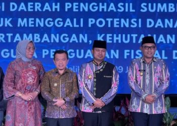 Gubernur Jambi Dr. H. Al Haris, S.Sos., M.H. (kedua dari kanan) bersama para kepala daerah dalam Rakor Gubernur Penghasil SDA di Hotel Novotel, Balikpapan, Kalimantan Timur, Rabu (9/7/2025) (Dok. Erit - Kominfo)
