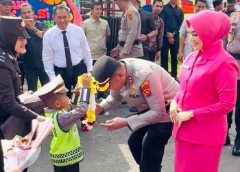 AKBP Wendi Oktariansyah bersama istri menerima sambutan saat tiba di Mapolres Sarolangun usai pelantikan sebagai Kapolres, Sabtu (12/7/2025). (Dok. Humas Polres Sarolangun)
