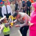 AKBP Wendi Oktariansyah bersama istri menerima sambutan saat tiba di Mapolres Sarolangun usai pelantikan sebagai Kapolres, Sabtu (12/7/2025). (Dok. Humas Polres Sarolangun)