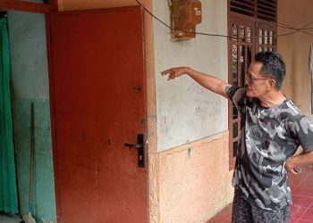 Ketua RT 29, Hermanto saat menuujukan rumah tempat penyekapan perempuan berusia 15 tahun di wilayah RT 29, Kelurahan Payo Lebar, Kecamatan Jelutung, Kota Jambi. (Dok. Nahar)