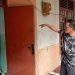 Ketua RT 29, Hermanto saat menuujukan rumah tempat penyekapan perempuan berusia 15 tahun di wilayah RT 29, Kelurahan Payo Lebar, Kecamatan Jelutung, Kota Jambi. (Dok. Nahar)