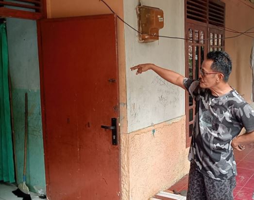Ketua RT 29, Hermanto saat menuujukan rumah tempat penyekapan perempuan berusia 15 tahun di wilayah RT 29, Kelurahan Payo Lebar, Kecamatan Jelutung, Kota Jambi. (Dok. Nahar)